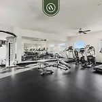 1Br Condo With Rooftop Pool - Romantic Zone